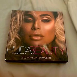 Huda beauty 3D highlighter palette